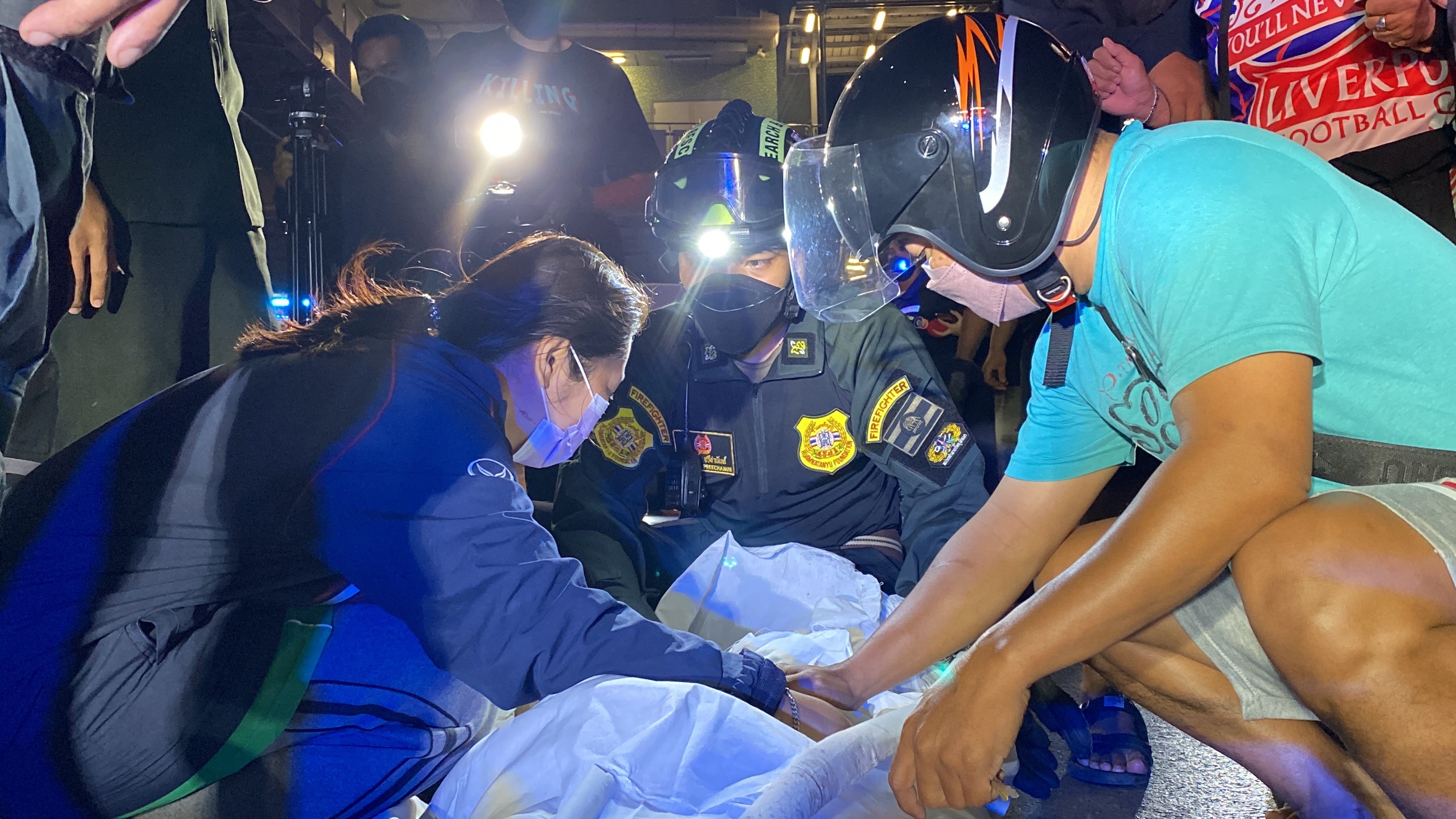 กระบะซิ่งเสียหลักพุ่งชนพนักงานคัดแยกขยะท้ายรถเสียชีวิตคาที่ 
