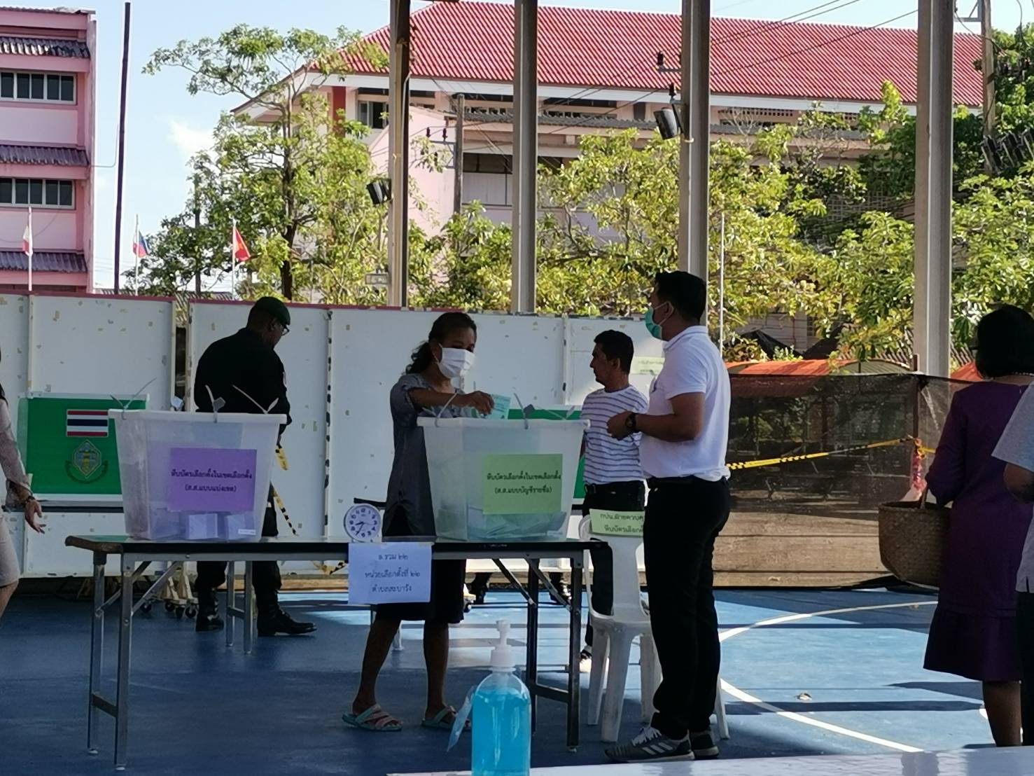 ชาวปัตตานีตื่นตัวออกมาเลือกตั้ง 14 พ.ค. เจ้าหน้าที่คุมเข้มหน่วยเลือกตั้งป้องกันเหตุร้าย 
