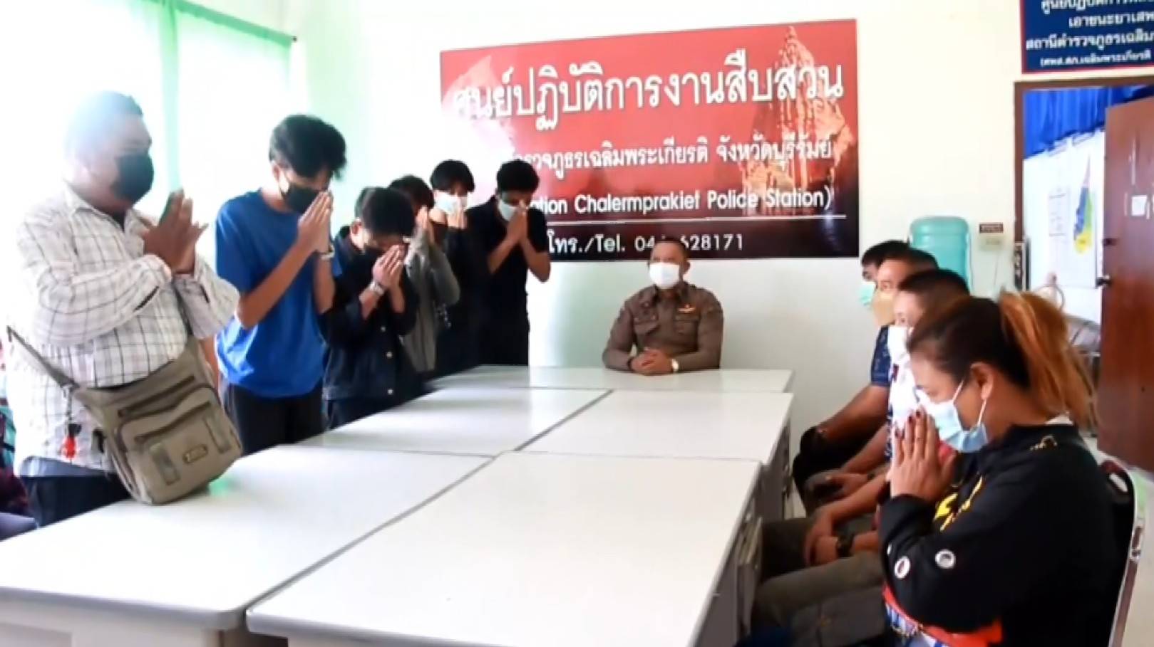รวบแล้ว​ แก๊งโจ๋ปาระเบิด​ ขว้างดาบป่วนงานศพ​ อ้างเข้าใจผิด​ เจ้าภาพให้อภัย​