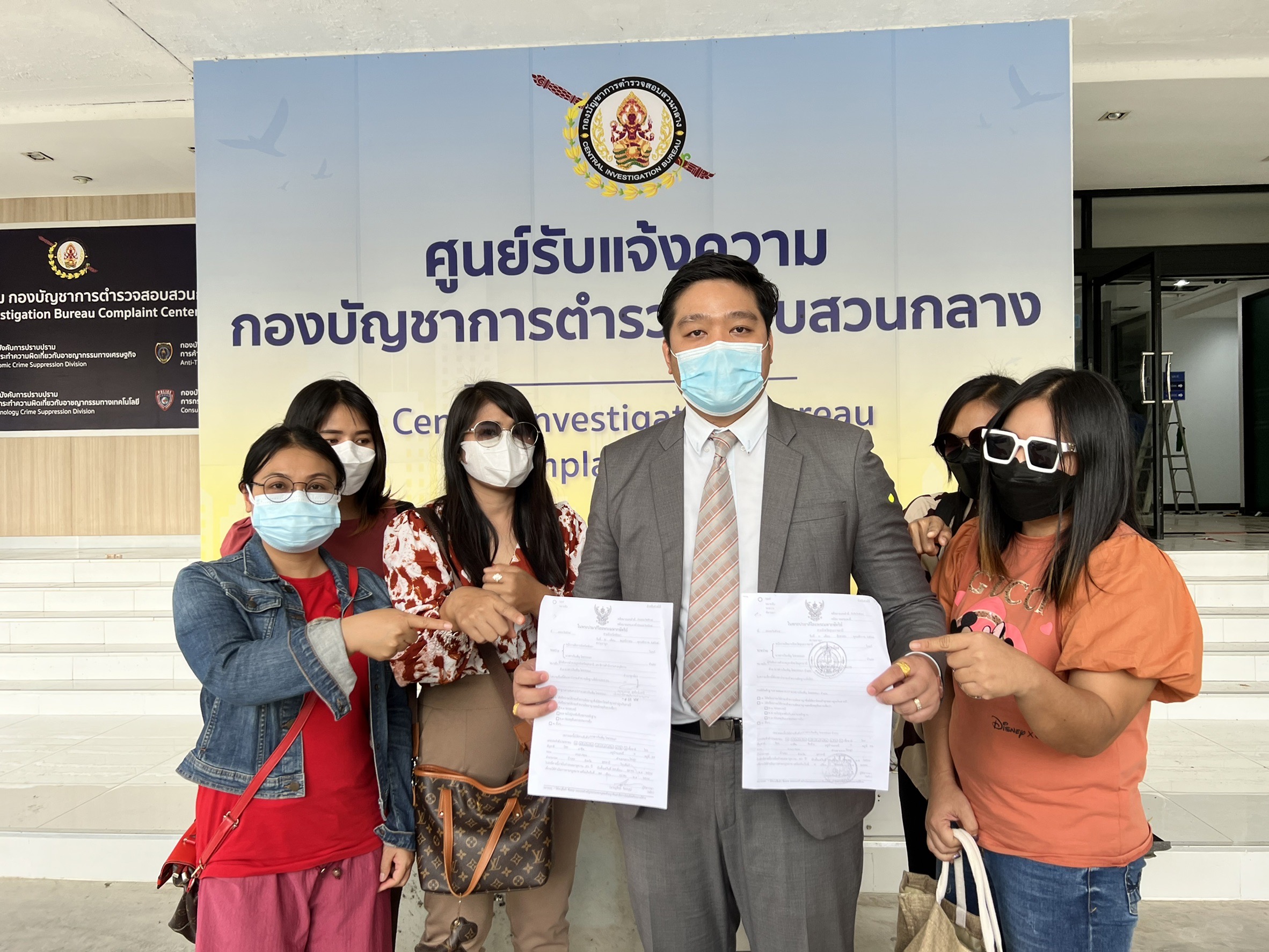 ผู้เสียหายคดี ”วันเพ็ญ” ไลฟ์ขายทองนำหมายจับศาลร้อง บก.ป.เร่งรัดติดตามตัวมาดำเนินคดี