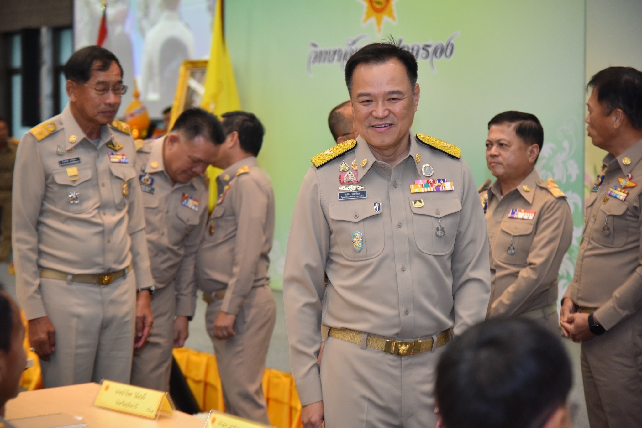 "อนุทิน" บอก "นายกฯ"  ยังไม่เรียกคุยปรับครม.ตอนนี้เน้นดูแลปชช.โฟกัสชายแดนไทย-กัมพูชา ยัน "สส.ภท." พร้อมแจง "คดีฮั้วเลือกสว." 