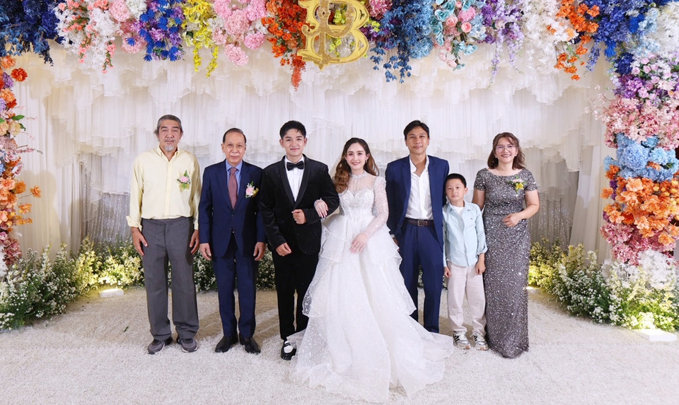 “ปลื้ม ภูมิรพี” สละโสด วิวาห์หวาน “บีม ศศิวรรณ” เพื่อนวงการร่วมยินดีแน่นงาน