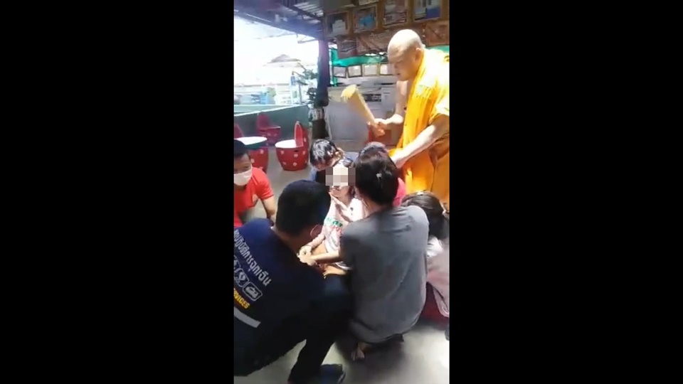 เปิดภาพพระพรมน้ำมนต์หลังสาววัย30ถูกผีเข้า