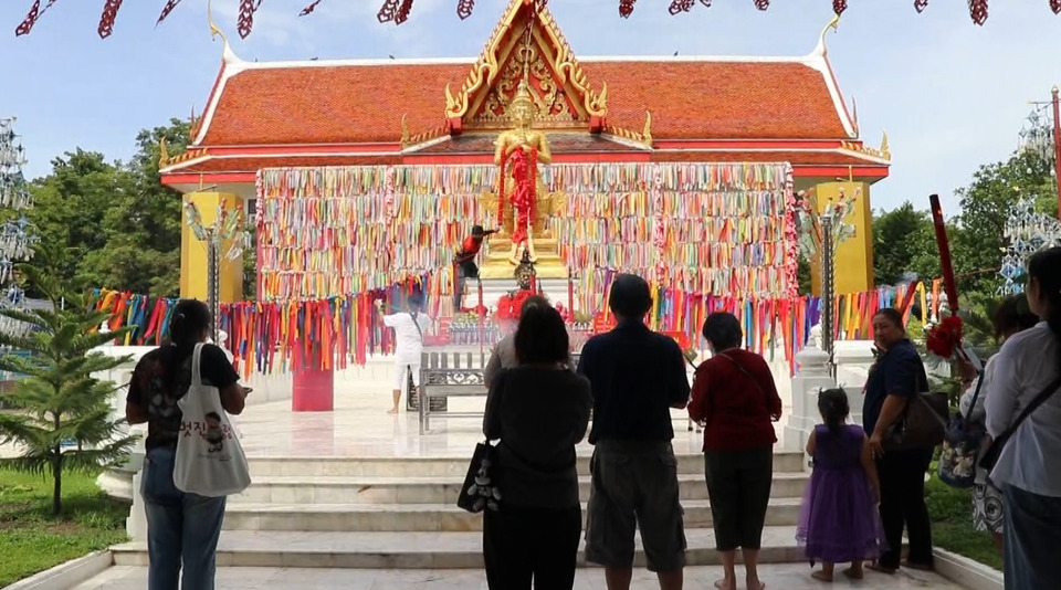 สาธุชนแน่นวัดพังม่วง สุพรรณบุรี ไหว้ "ท้าวเวสสุวรรณ" ขอพร-ลุ้นเลขเด็ด ก่อนแจกทุเรียนกว่า 400 กก. 