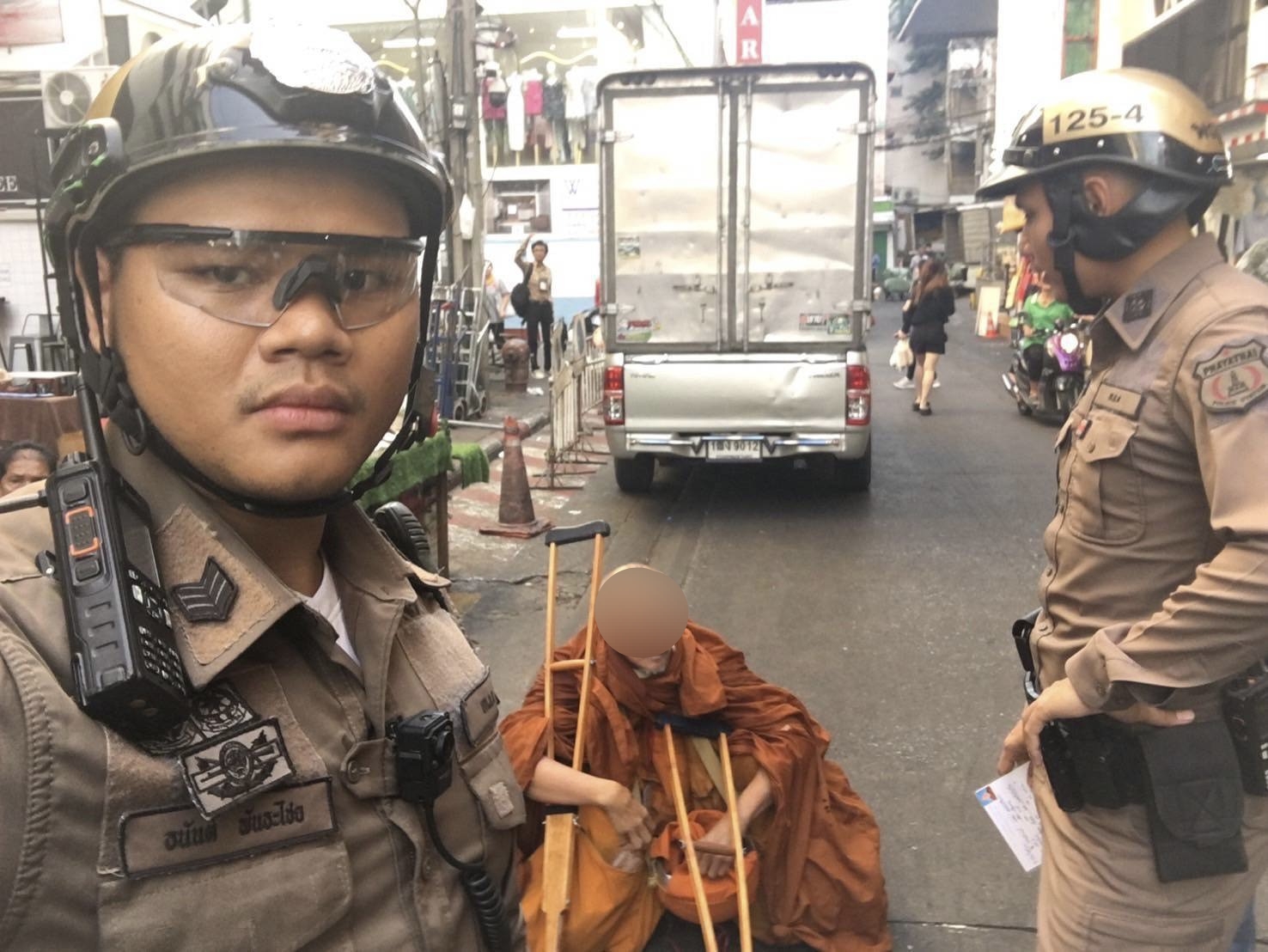 ตร.พญาไท จับสึก "สามเณรเฒ่า" ใช้ไม้เท้าเดินเหมือนพระพิการเรี่ยไรเงิน