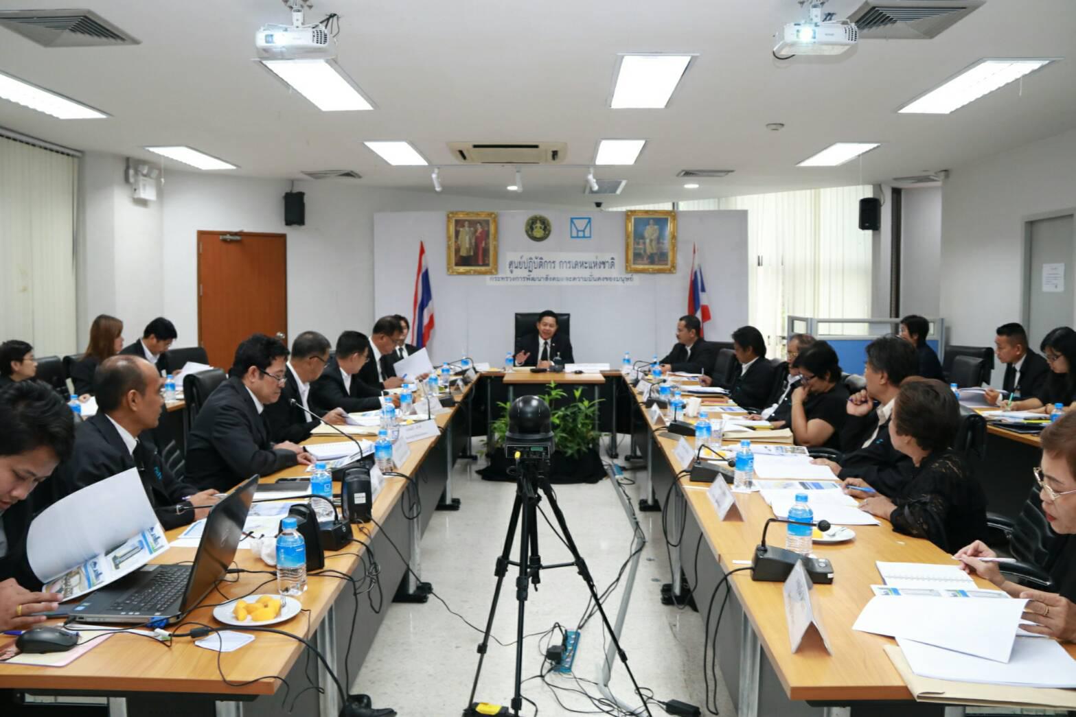 ประชุมคณะกรรมการการมีส่วนร่วมการดำเนินงานโครงการฟื้นฟูชุมชนดินแดง ครั้งที่ 8/2560