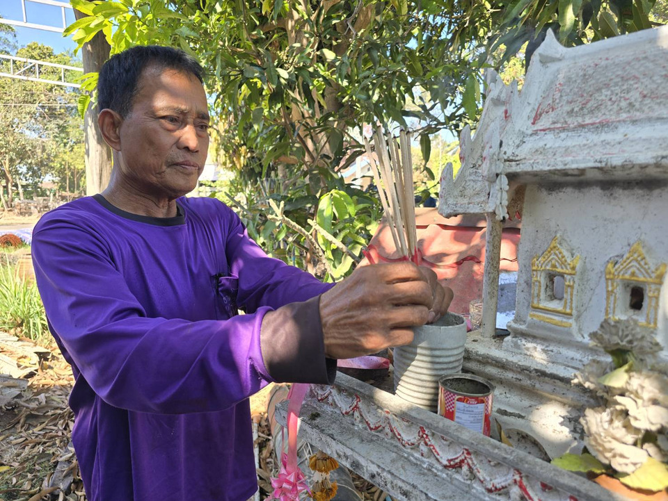 พ่อวัย 66 จุดธูปไหว้ศาล ขอพรให้ลูกสาวทำงานอิสราเอลปลอดภัยจากไฟสงคราม วิดีโอคอลยืนยัน “ไม่ต้องห่วง”