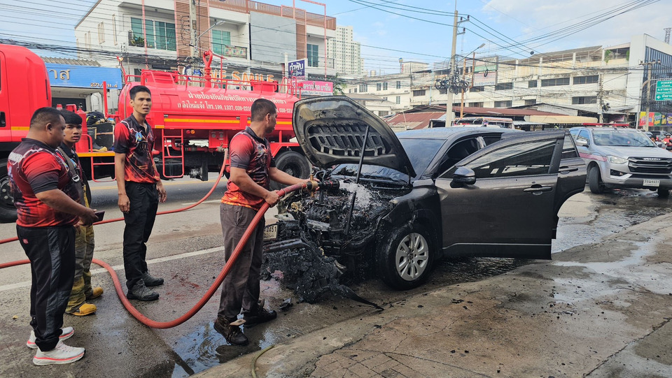 หวิดสลด! รถเอสยูวีไฟไหม้กลางทาง คนขับเผยเพิ่งส่งหลานถึงโรงเรียน 