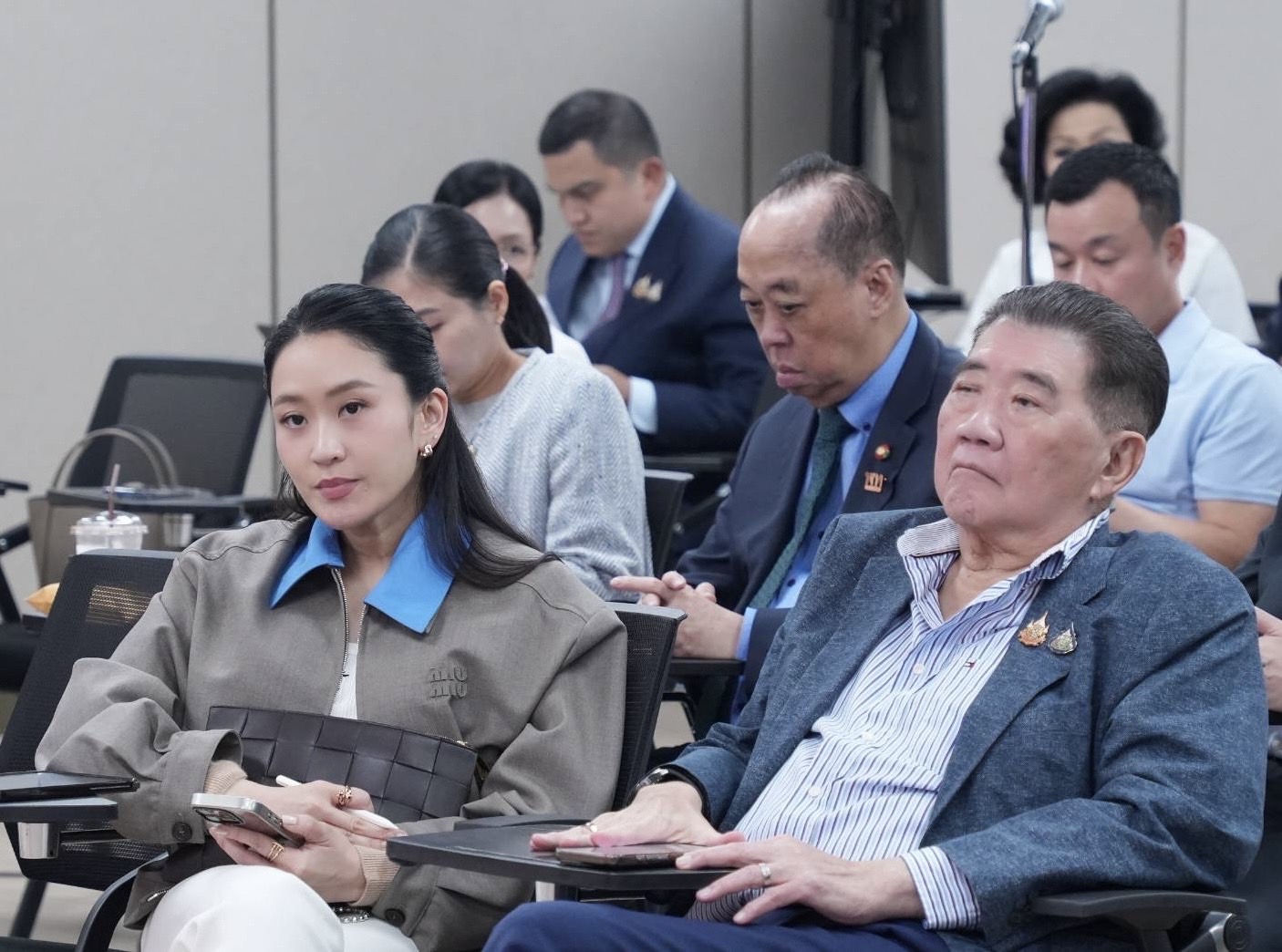 “แพทองธาร” นำประชุมพรรคเพื่อไทย ส.ส.ปรบมือให้กำลังใจ “คุณหญิงอ้อ” มาเอง ปลุกลูกพรรคสู้ๆ