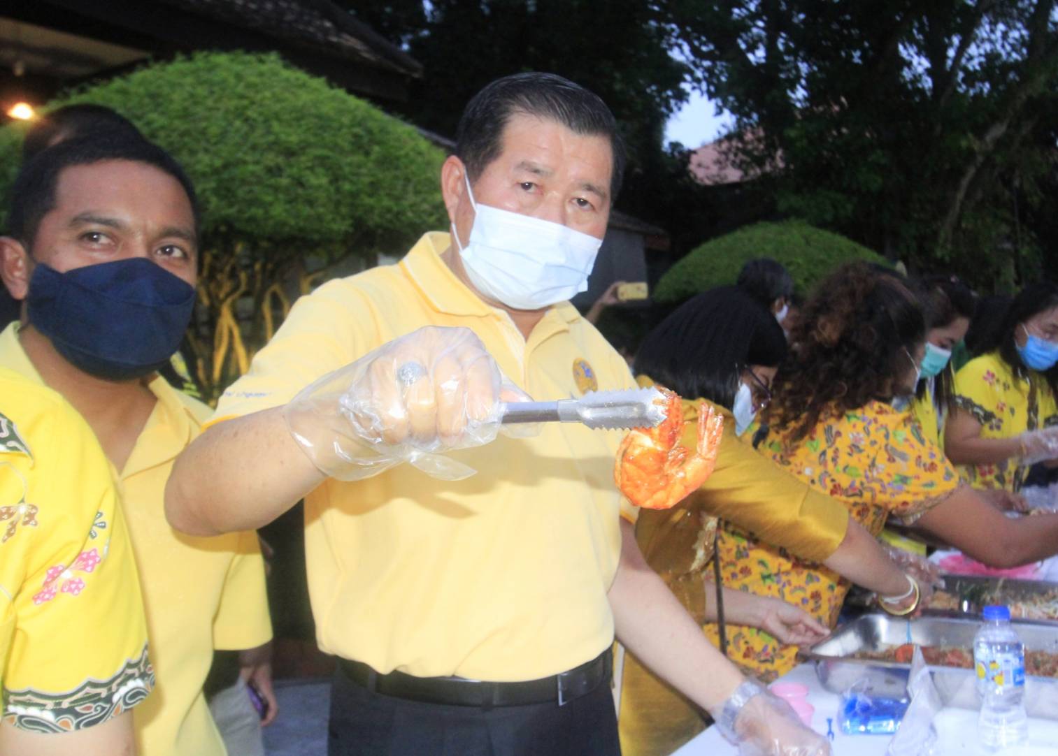'นิพนธ์' จับมือ ผอ.โรงพยาบาลม.อ. และ คณบดีแพทย์ ม.อ. ยืนยัน "กุ้งไทย ปลอดภัย ไร้โควิด" 