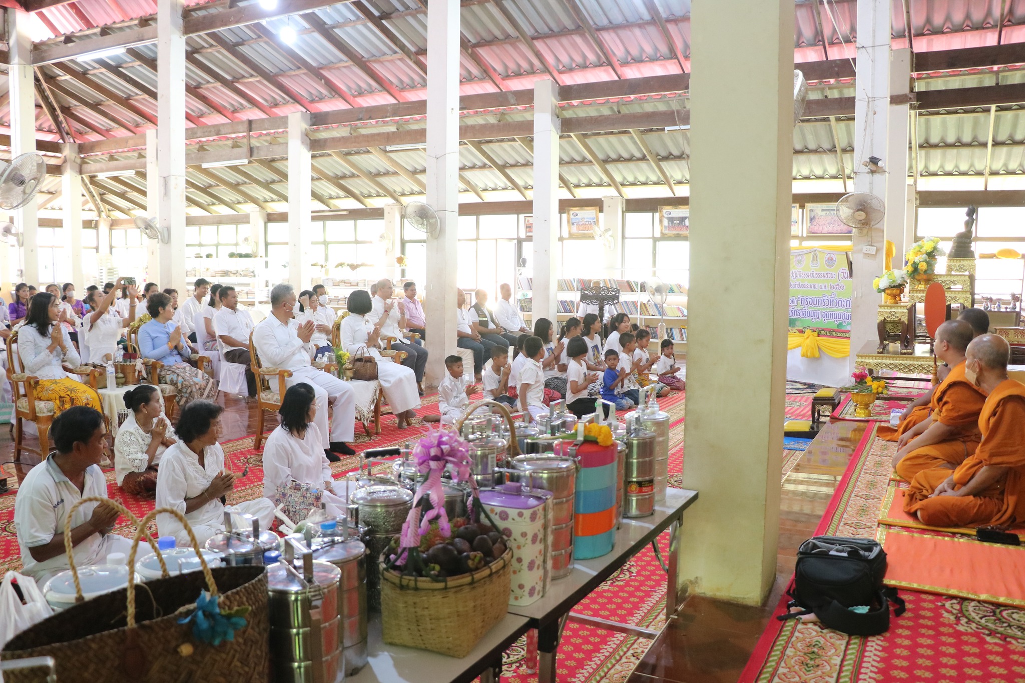 ชาวพุทธสตูล เข้าวัดปฏิบัติธรรมวันธรรมสวนะ ภายใต้แนวคิด “ครอบครัวหิ้วตระกร้า ศรัทธาอิ่มบุญ อุดหนุนชุมชน”