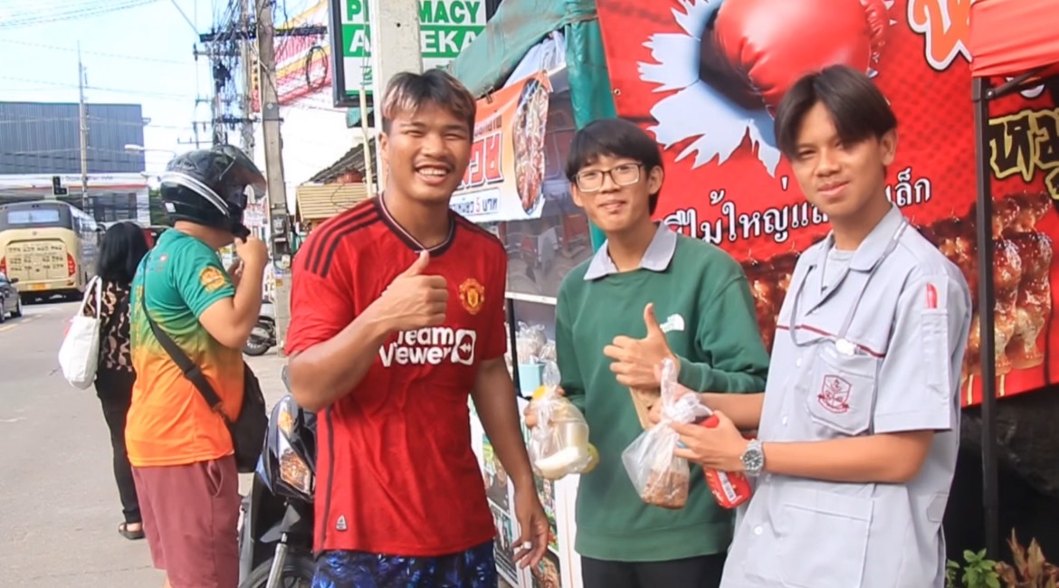 นักมวยดังแจกหมูปิ้งพันไม้ฉลองแชมป์เด็กผีปีศาจแดงคว้าถ้วยเอฟเอคัพ  