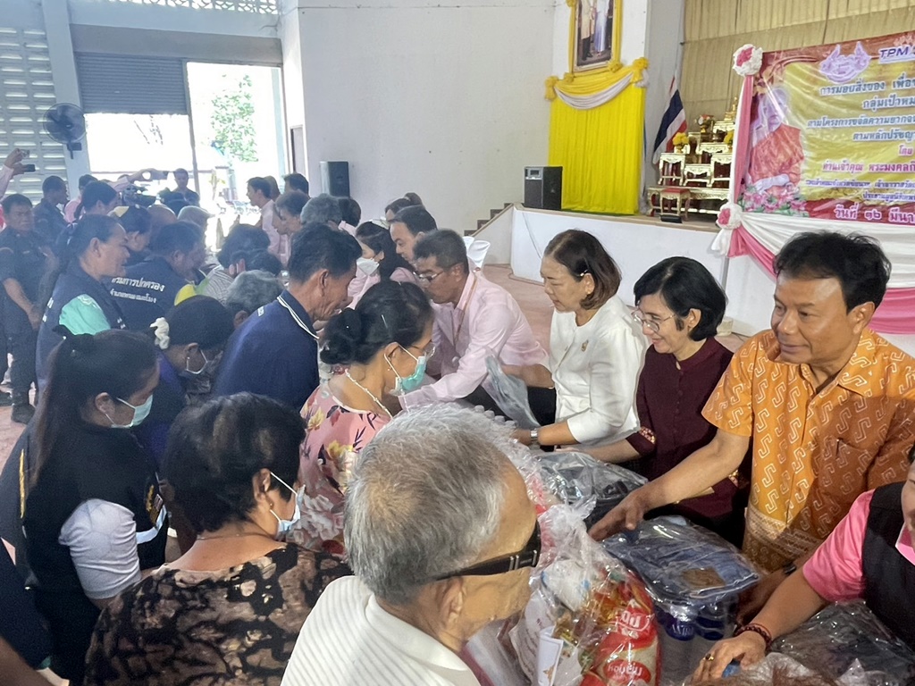 "หลวงปู่ฤาษีตาไฟ" เจ้าอาวาสวัดเทพหิรัณย์ และมูลนิธิเทพหิรัญฯ มอบถุงยังชีพให้ครัวเรือนยากจนอำเภอหนองมะโมง