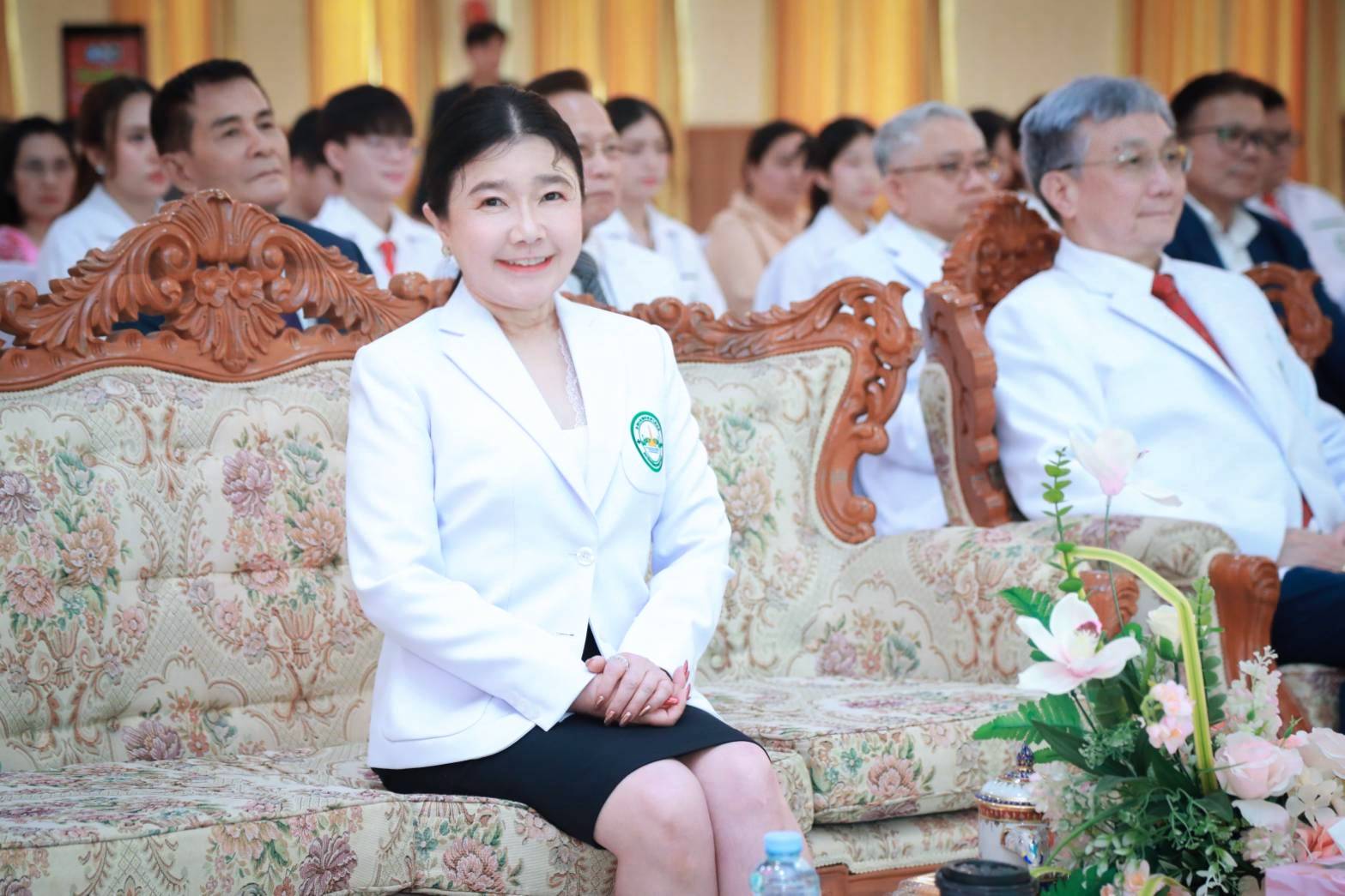 นักศึกษาแพทย์รุ่นใหม่พร้อมก้าวสู่การฝึกปฏิบัติ  มหาวิทยาลัยกรุงเทพธนบุรี จัดพิธีมอบเสื้อกาวน์