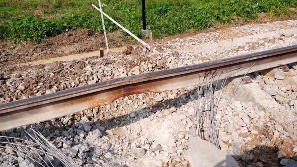 การรถไฟฯ ปิดทาง “มะรือโบ–ตันหยงมัส” ชั่วคราว พบหมอนคอนกรีตเสียหายจากแรงระเบิด หวั่นไม่ปลอดภัย