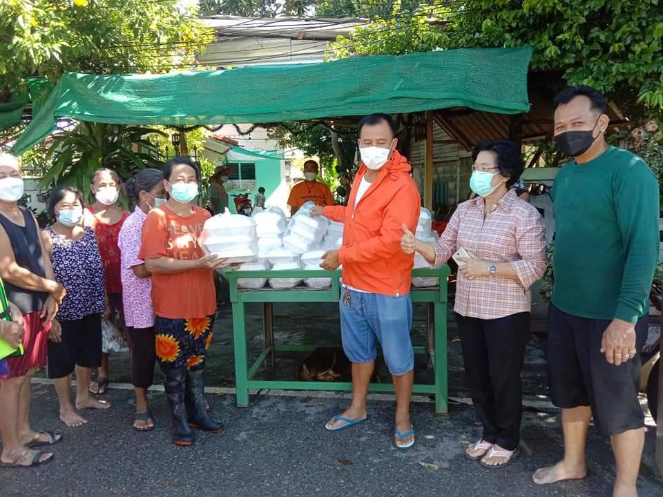 สท.แดนชัย เยี่ยม ปชช.พร้อมมอบสิ่งของให้กับชาวบ้านที่ได้รับผลกระทบน้ำท่วมบ้านไผ่ขวาง
