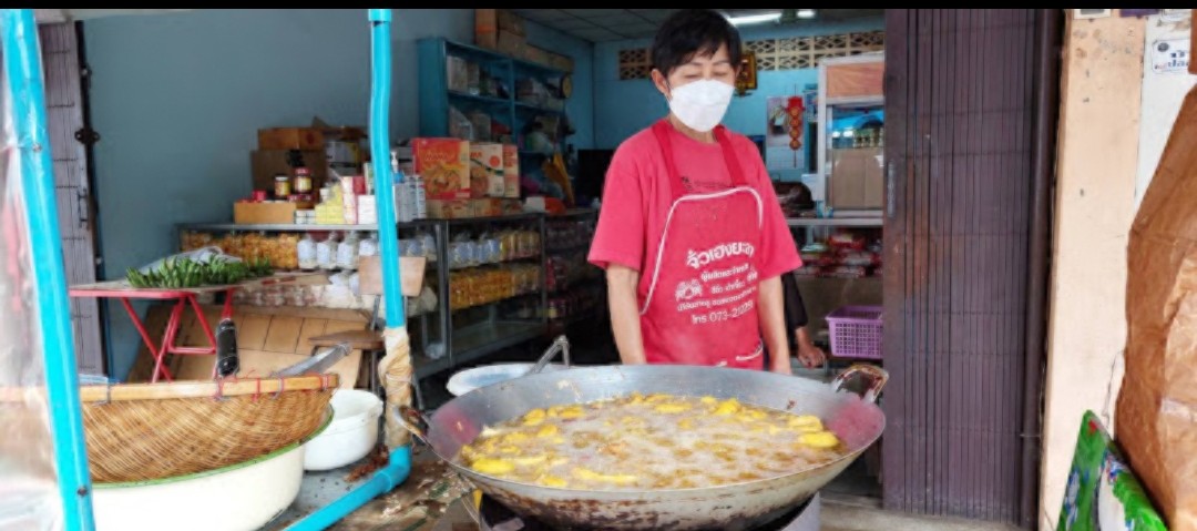 กล้วยทอดเจ๊หยง  ร้านในตำนานคู่เมืองเบตง หอมหวาน มากว่า 35 ปี