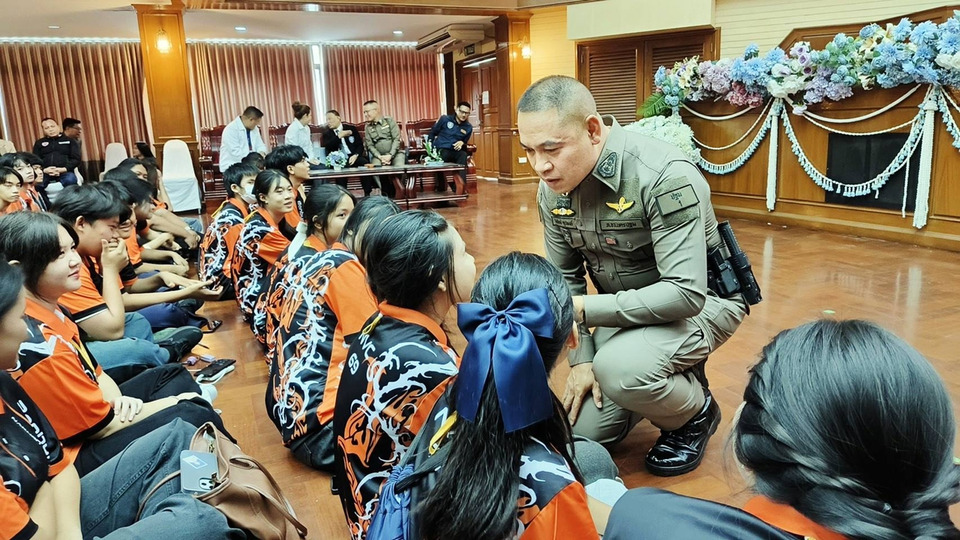 ผู้การนครปฐมติวเข้ม! สอนนักศึกษาเอาตัวรอดเหตุกราดยิง ย้ำ “มีสติ รู้ทางหนี รู้จุดปลอดภัย”