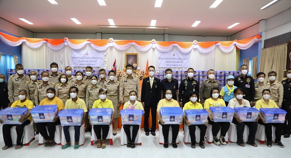 สถาบันวิจัยจุฬาภรณ์ มอบสิ่งของพระราชทานแก่ผู้ประสบอุทกภัยพื้นที่อ่างทอง 