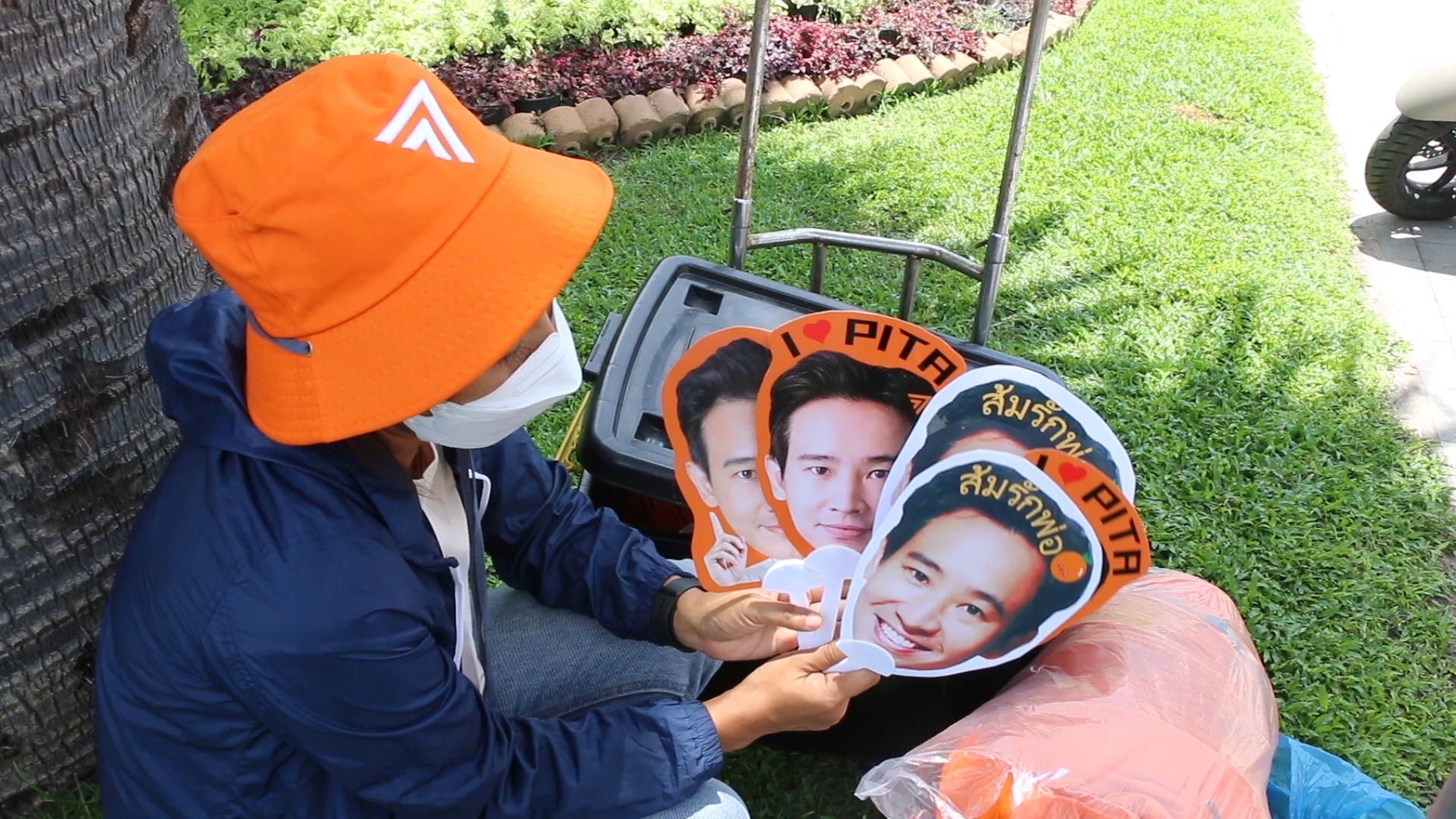 มารอแล้ว พ่อค้า-แม่ค้า ขายของที่ระลึกพรรคก้าวไกล รอดอมส้ม ต้อนรับ ว่าที่นายกในดวงใจ