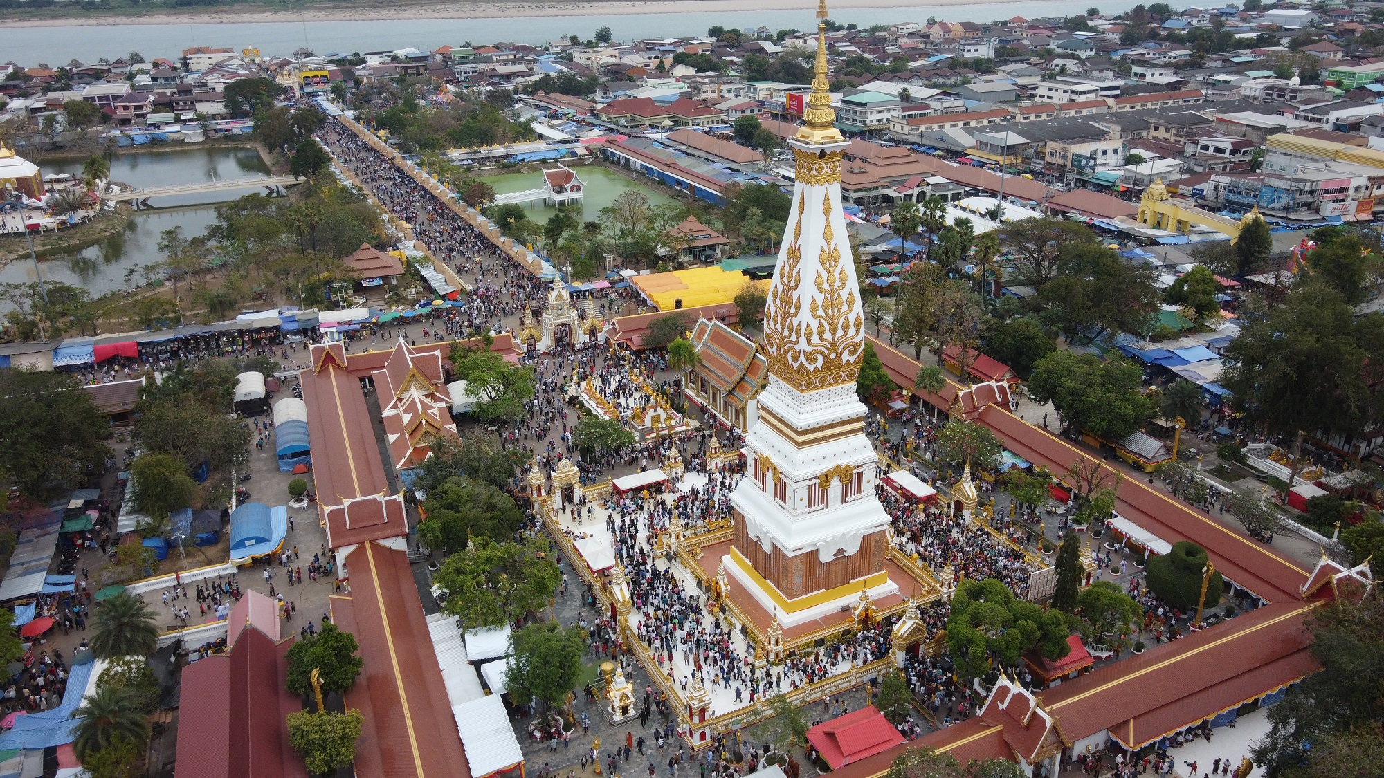 นครพนม สุดคึกคัก พลังศรัทธาชาวไทย-ลาว แห่ข้ามโขง เที่ยวทำบุญเดือนสาม นมัสการองค์พระธาตุพนมโค้งสุดท้าย 