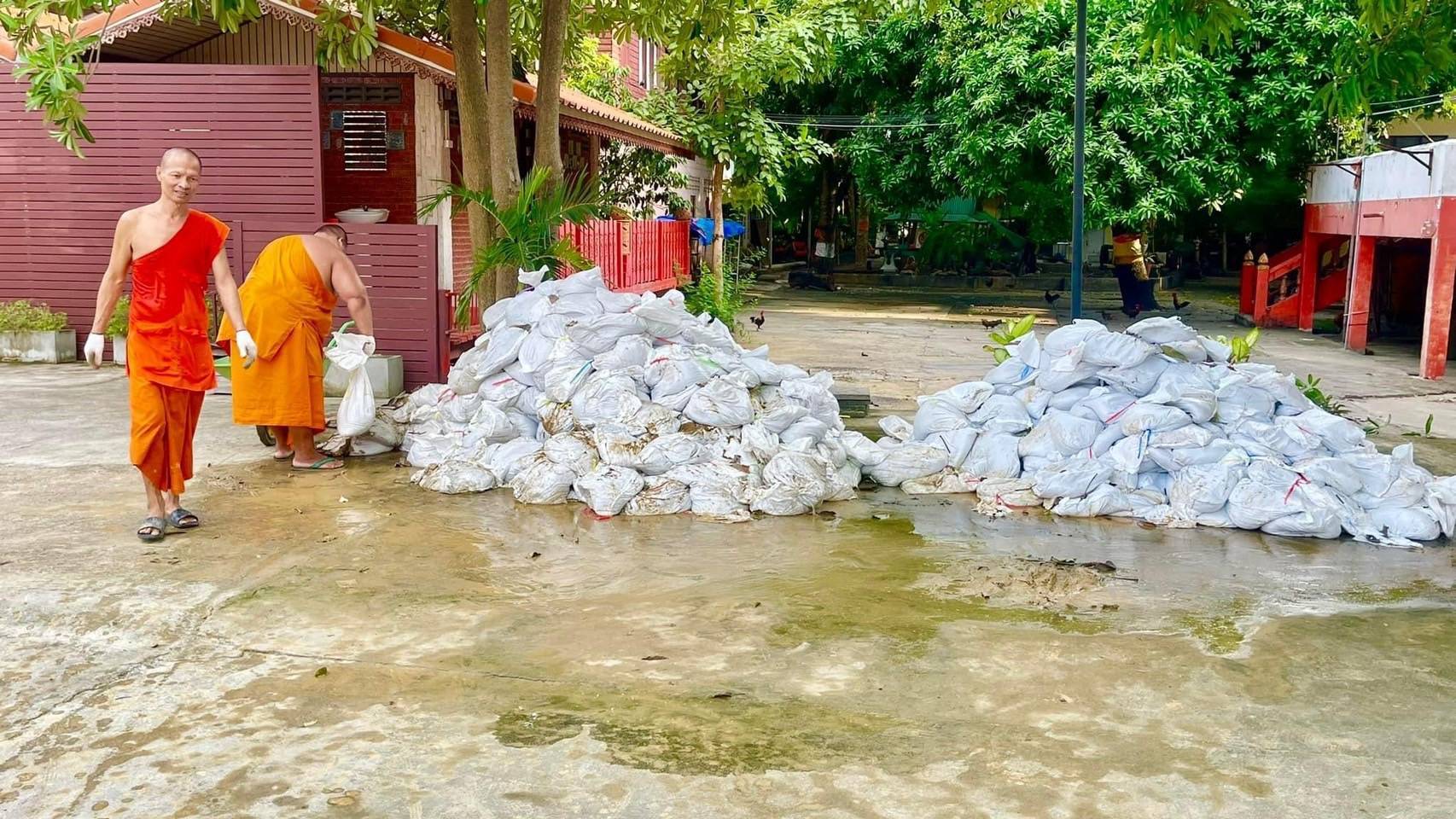 นนทบุรี วัดบางพัง เตรียมความพร้อมรับมือมวลน้ำ ตั้งเครื่องสูบน้ำและกระสอบทรายกั้นน้ำริมเจ้าพระยา