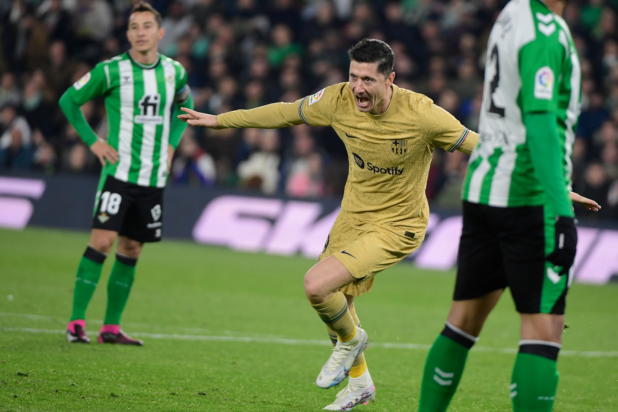 "บาร์เซโลน่า" เฉือนชนะ "เรอัล เบติส" 2-1 ศึกลาลีก้าสเปน