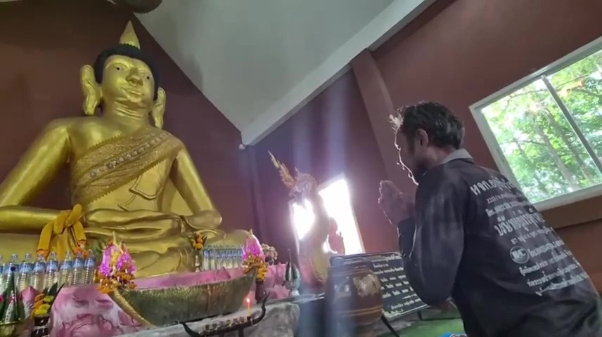 "หนุ่ย" เข้าวัดกราบขอขมาหลวงปู่ใหญ่ วอนสิ่งศักดิ์สิทธิ์คุ้มครองผู้ป่วยก๋วยเตี๋ยวปริศนา ยืนยันไม่ได้ตั้งใจ รับผิดเพียงผู้เดียว