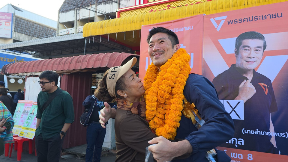 "ธนาธร" ลุยอ้อนคะแนนถิ่นสีน้ำเงิน ชาวบ้านอยากได้นายกฯสมานฉันท์ ไม่ใช้ความรุนแรง
