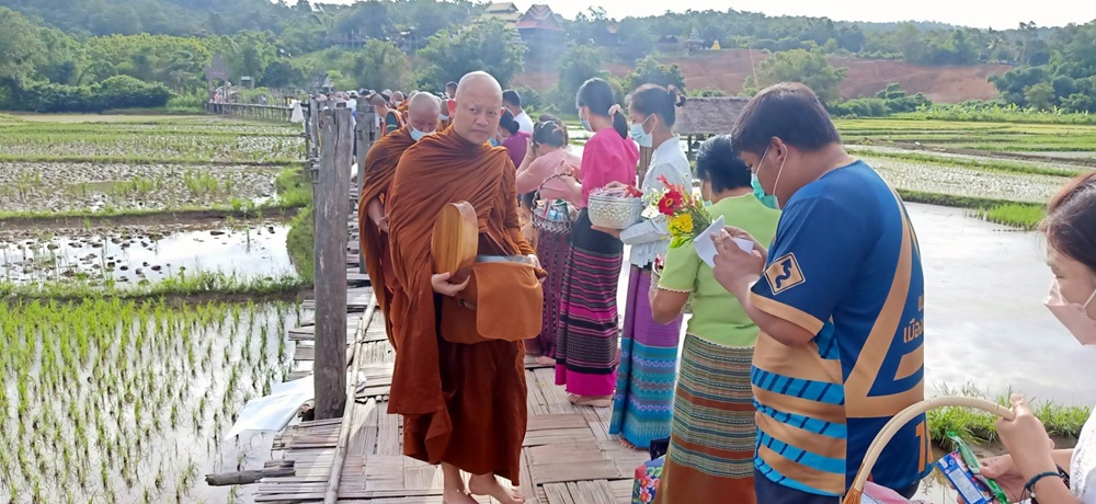 พุทธศาสนิกชนแม่ฮ่องสอน แห่ตักบาตรสะพานซูตองเป้ เนื่องในวันเข้าพรรษา