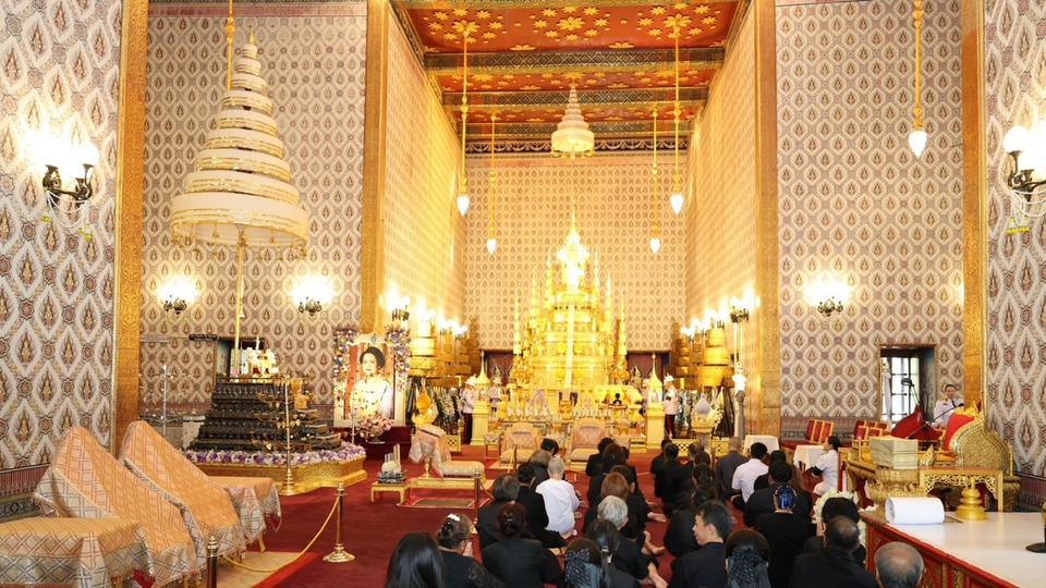 ประชาชนพร้อมใจเข้ากราบถวายบังคมพระบรมศพ "พระพันปีหลวง" 