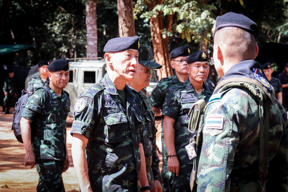 ผช.ผบ.ทบ. ลงพื้นที่ ทภ.2 เยี่ยมกำลังพล–ให้กำลังใจครอบครัวทหารผู้เสียชีวิตและปชช.ชายแดนไทย–กัมพูชา