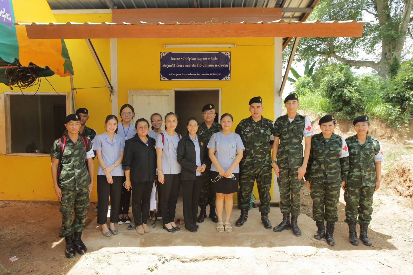 รพ.ค่ายสมเด็จพระนเรศวรมหาราชตรวจเยี่ยมความเป็นอยู่ของครอบครัวเด็กนักเรียนหญิง 