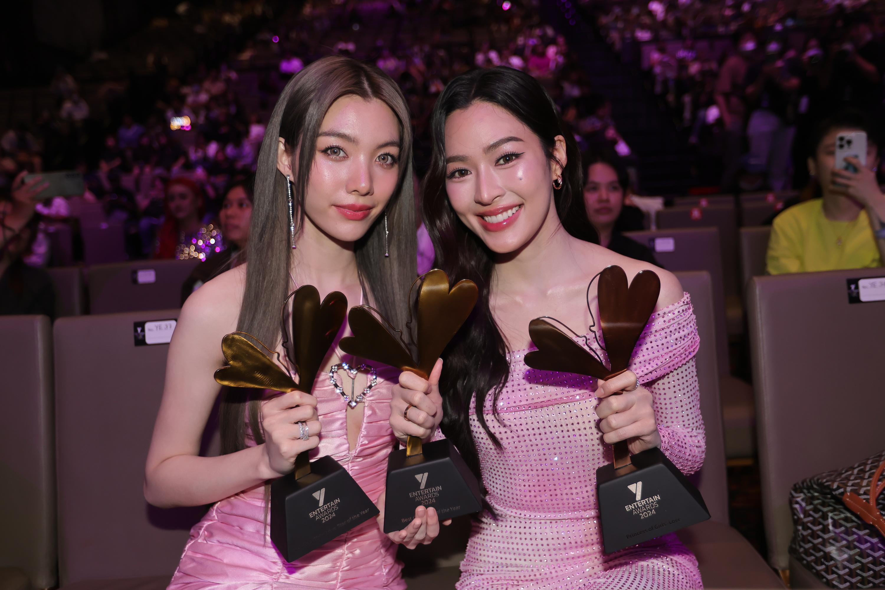 ที่สุดแห่งปี! “หลิงหลิง-ออม” ควงคู่คว้า 3 รางวัล งาน  “Y Entertain Awards 2024”