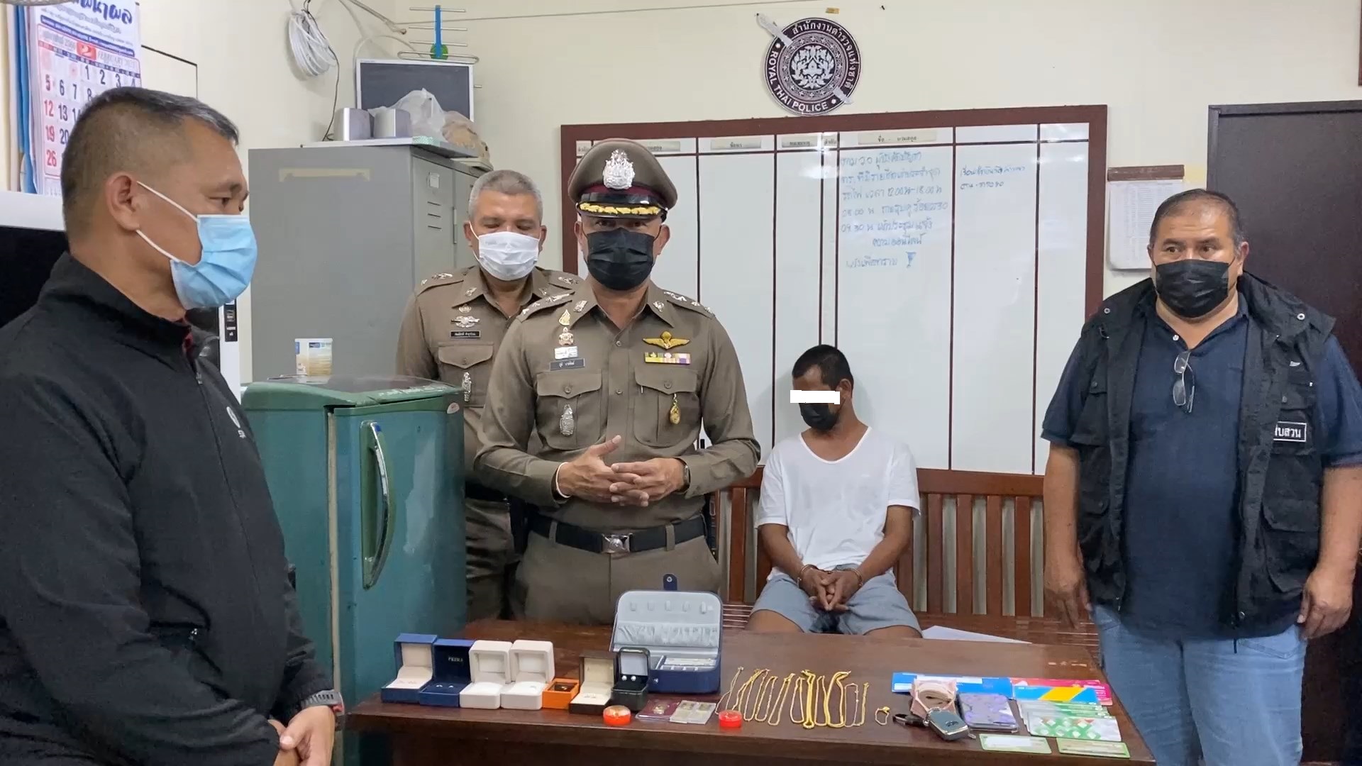 ตำรวจสภ.หาดใหญ่ จับกุมพนักงานฝ่ายบัญชีบริษัทรังนก นำชื่อสามีและคนใกล้ชิด แอบอ้างเบิกจ่ายเงินเดือน 5 ปี กว่า10ล้าน