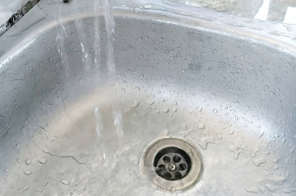 ชาวรัตนากร 19 ปรบมือให้กปภ.สาขาพัทยา เร่งแก้ปัญหาน้ำขุ่นตกตะกอน 