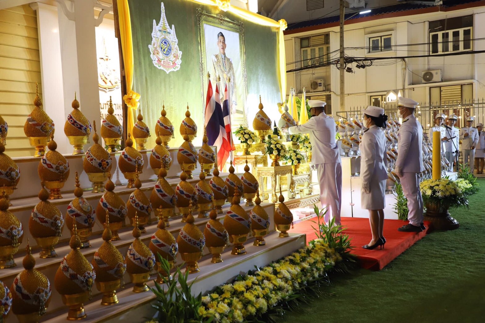 อ่างทอง จัดพิธีถวายเครื่องราชสักการะและวางพานพุ่ม พิธีจุดเทียนถวายพระพรชัยมงคล