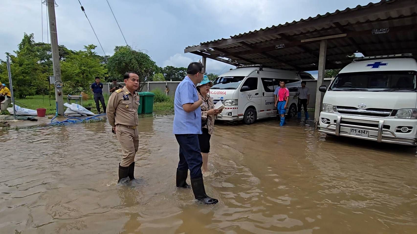 รพ.แวงใหญ่และศูนย์พัฒนาเด็กเล็กน้ำท่วมเจ้าหน้าที่เร่งนำกระสอบทรายกั้นแนวน้ำด้านปชช.ลุยน้ำเข้าใช้บริการตามปกติ 