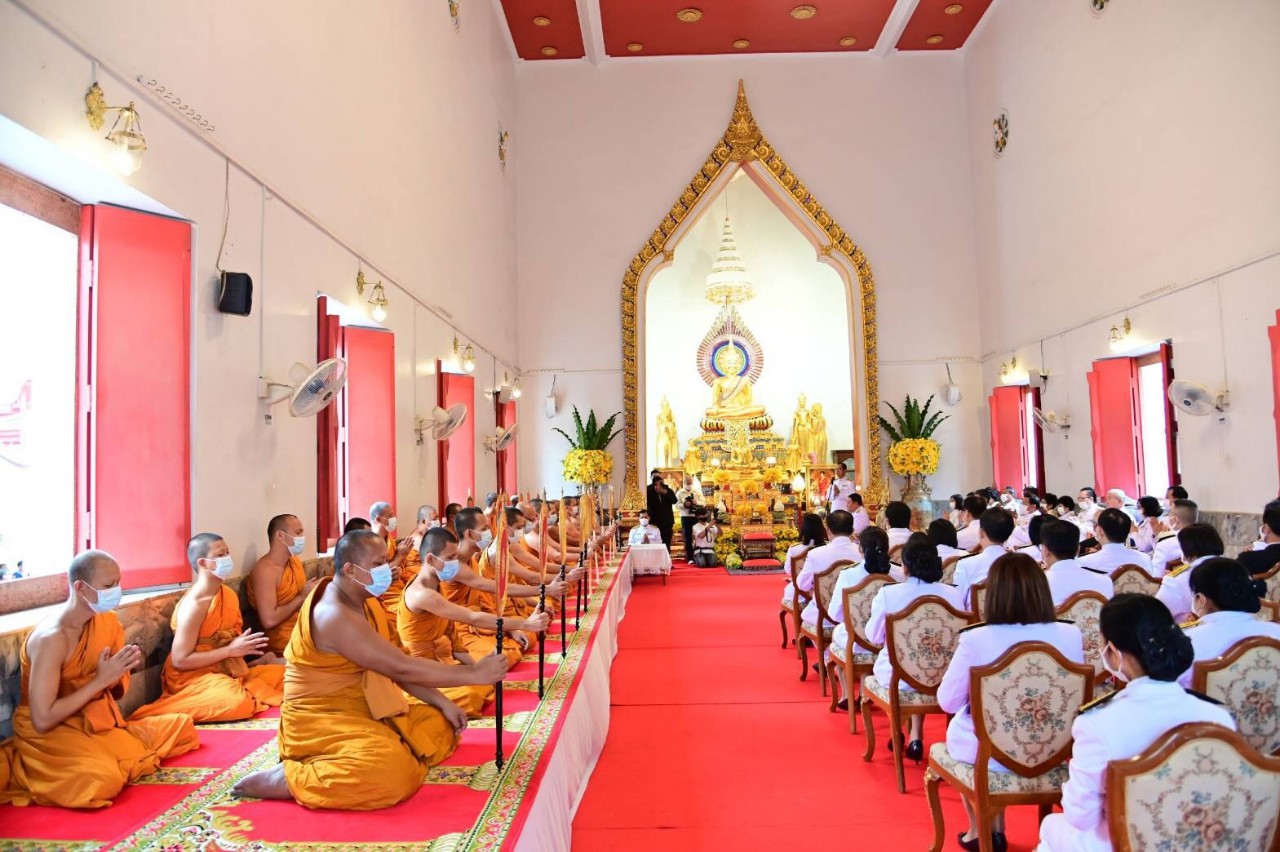 ในหลวงทรงพระกรุณาโปรดเกล้าฯ ให้กรมศิลปากร นำผ้าพระกฐิน ถวายพระสงฆ์จำพรรษาถ้วนไตรมาส ณ วัดพระงาม พระอารามหลวง