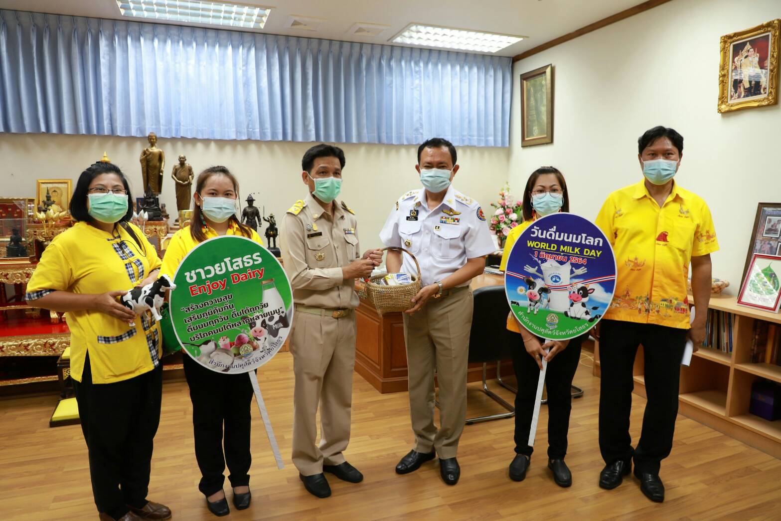 ปศุสัตว์ยโสธรร่วมประชาสัมพันธ์จังหวัด  ส่งเสริมปชช.ดื่มนมเพื่อสุขภาพในวันดื่มนมโลก ปี 2564