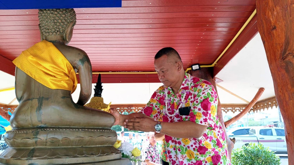 ปธ.สันนิบาตสหกรณ์กาฬสินธุ์ เดินสายรดน้ำขอพรปิดท้ายเทศกาลสงกรานต์ 