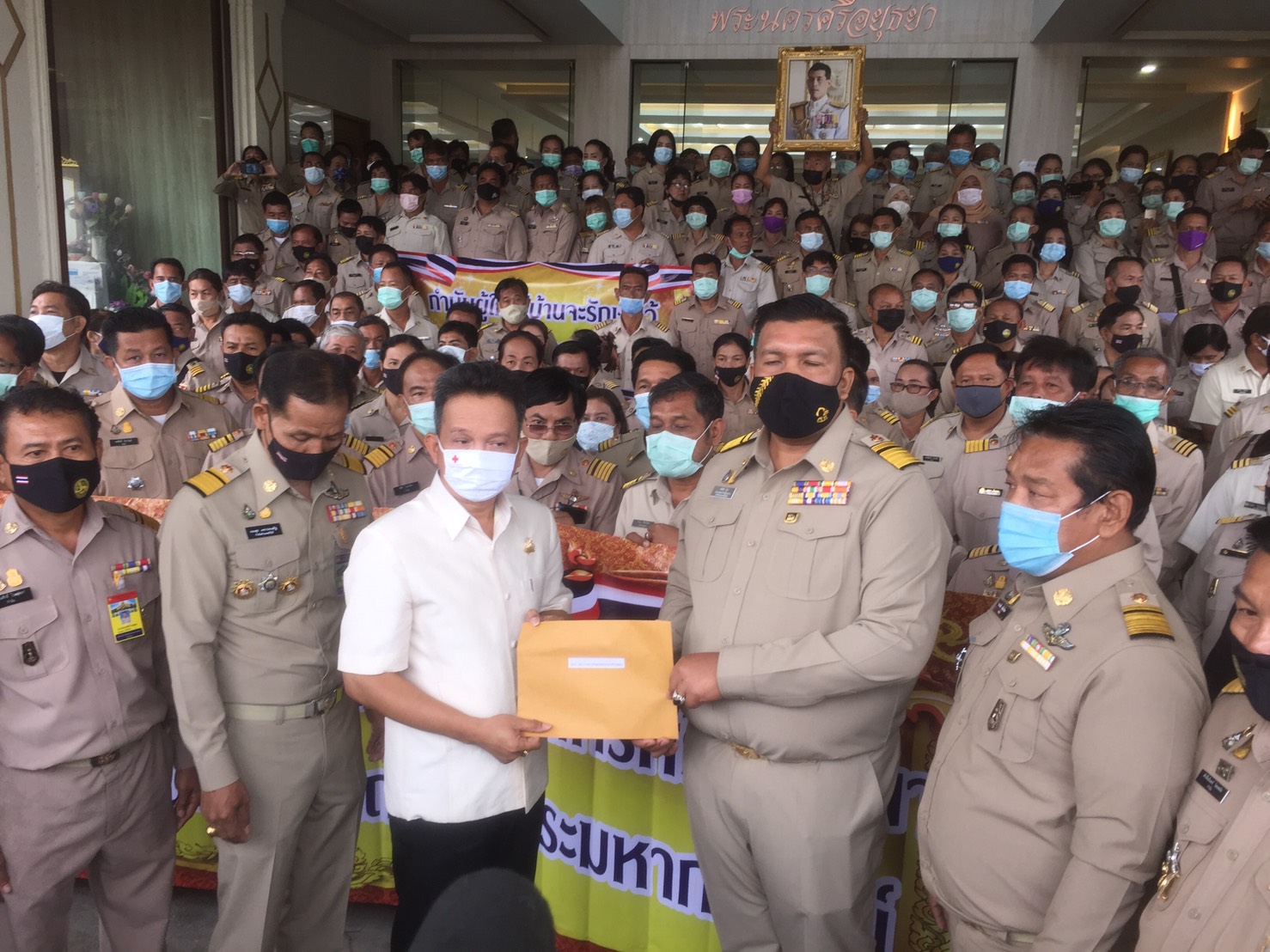 ชมรมกำนันผู้ใหญ่บ้านอยุธยา ยื่นหนังสือกับผู้ว่าฯ แสดงจุดยืนในเรียกร้องปกป้องสถาบัน