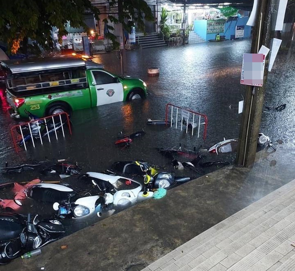 "พระราม 9" โคม่า!! พิษฝนถล่มกรุงน้ำท่วมหนักสูง 1 เมตร "รถจมน้ำ-พังระเนระนาด"
