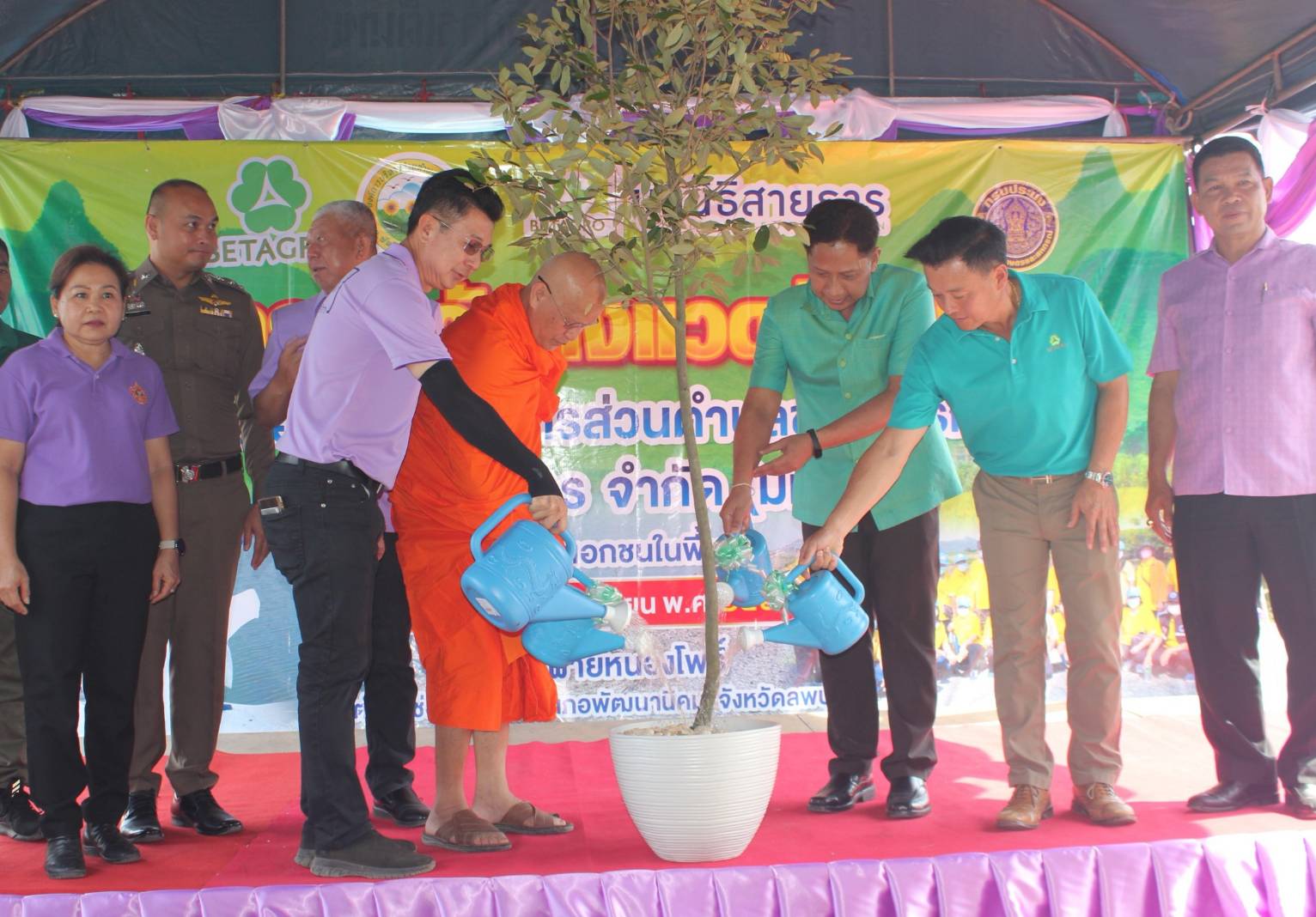อบต.ช่องสาริกา ร่วมกับ บ.เบทาโกร ปล่อยปลา-ปลูกต้นไม้ ถวายเป็นพระราชกุศลฯ