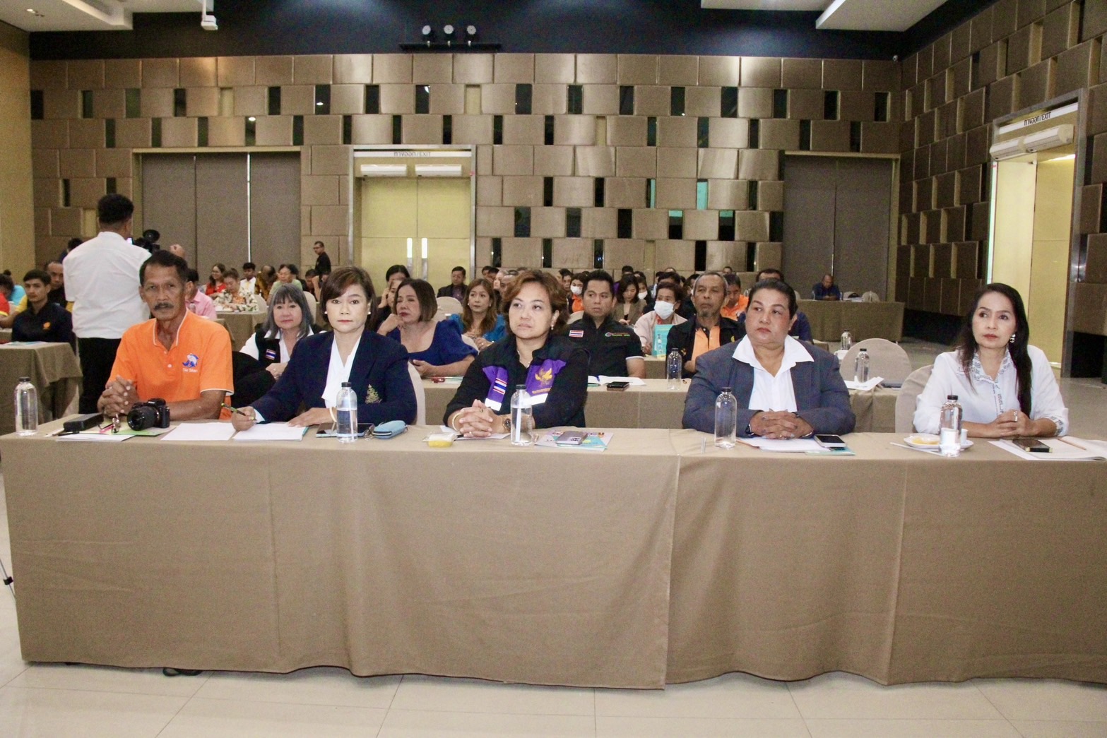 รองผู้ว่าฯสุราษฎร์ธานี เปิดกิจกรรมอบรมให้ความรู้สื่อมวลชนและหน่วยงานภาคีเครือข่ายเกี่ยวกับการเลือกตั้งสว.