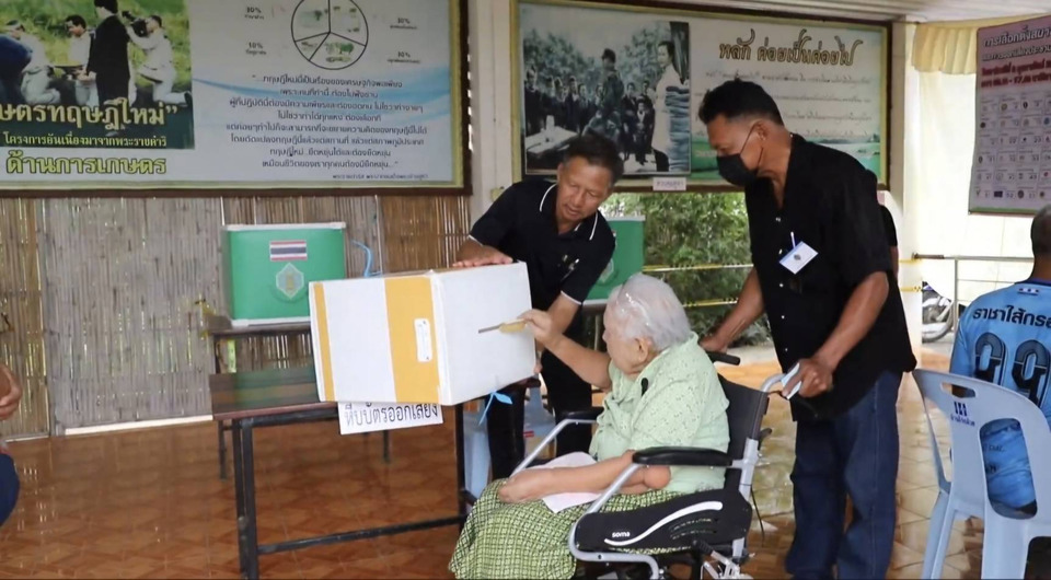 "คุณทวดทองอยู่" วัย 102 ปี นั่งรถเข็นใช้สิทธิคนแรก จุดพลังศรัทธาประชาธิปไตย เช้าวันเลือกตั้ง