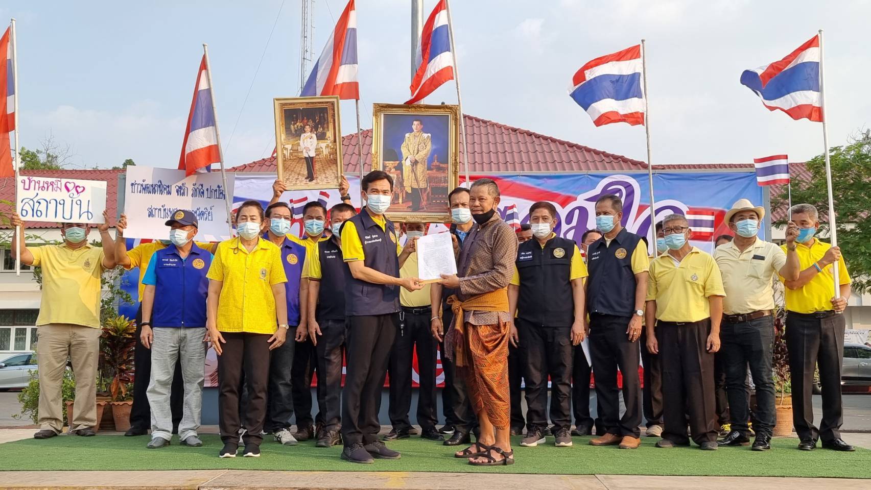  กลุ่มปชช.-กำนัน-ผู้ใหญ่บ้าน 11 อำเภอจังหวัดลพบุรี   รวมตัวกันแสดงเจตนารมย์ปกป้องสถาบันพระมหากษัตริย์