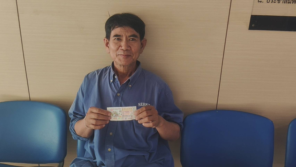 ดวงจะรวยช่วยไม่ได้! ช่างแกะสลักหินสีคิ้ว สงสารคนขายช่วยซื้อ "เลขไม่ชอบ" สุดท้ายถูกรางวัลที่ 1 รับเต็ม 6 ล้าน
