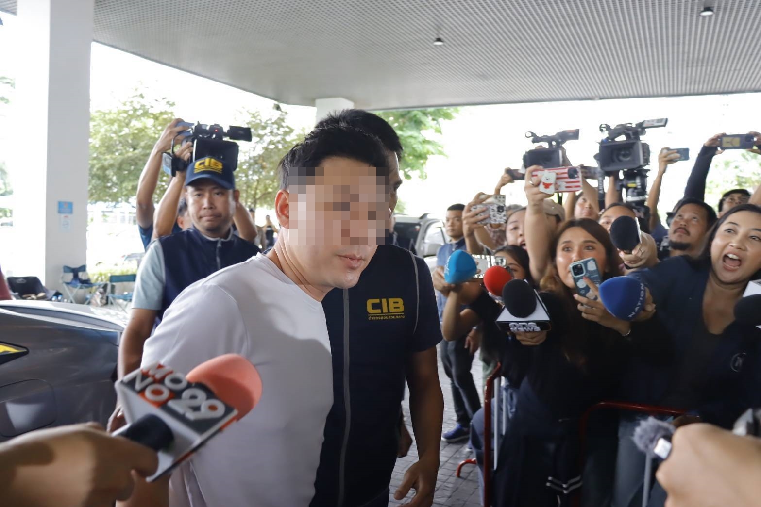 ตร.คุมตัว “ทนายตั้ม-ภรรยา”ถึงกองปราบฯ เจ้าตัวปัดตอบสื่อ