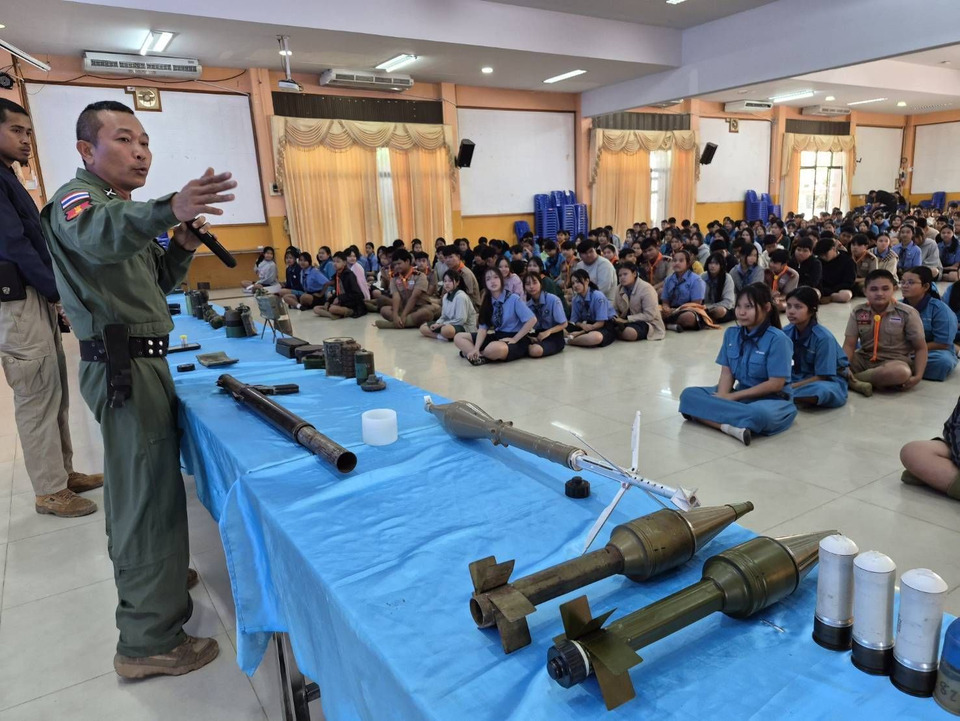 ตำรวจ EOD ลงพื้นที่สอนนักเรียนชายแดนบุรีรัมย์ รู้ทันระเบิด ปลอดภัยก่อนเกิดเหตุ 